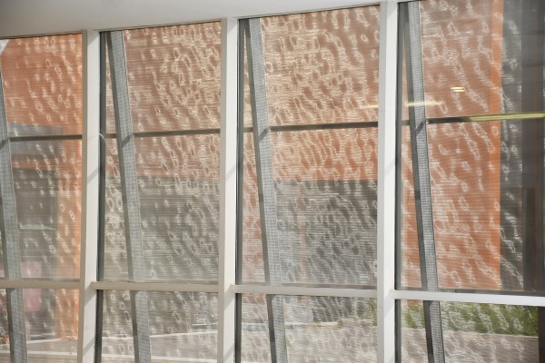 Rivestimento di facciata in lamiera forata con pattern BUMPS, visto dall'interno