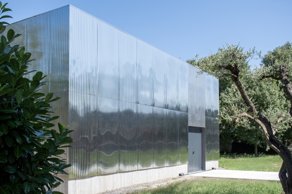 LINE - Rivestimento copmpleto in metallo lucido pieno e forato