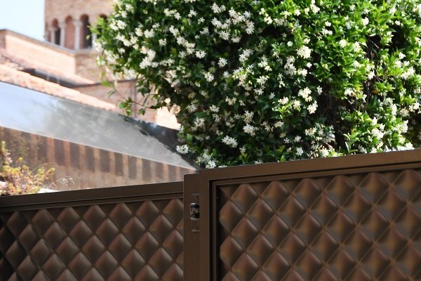 QUILT - Dettaglio dell'ingresso in metallo pieno